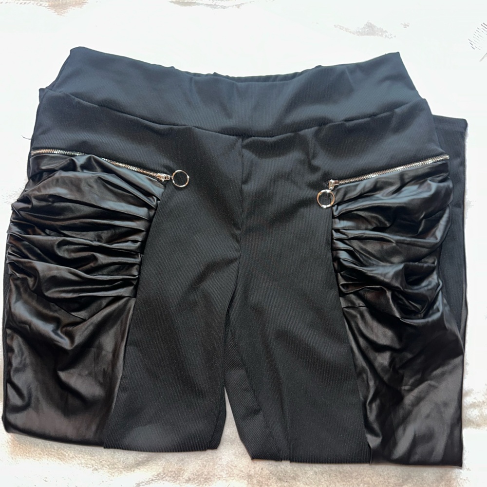 Women’s curvy black pants